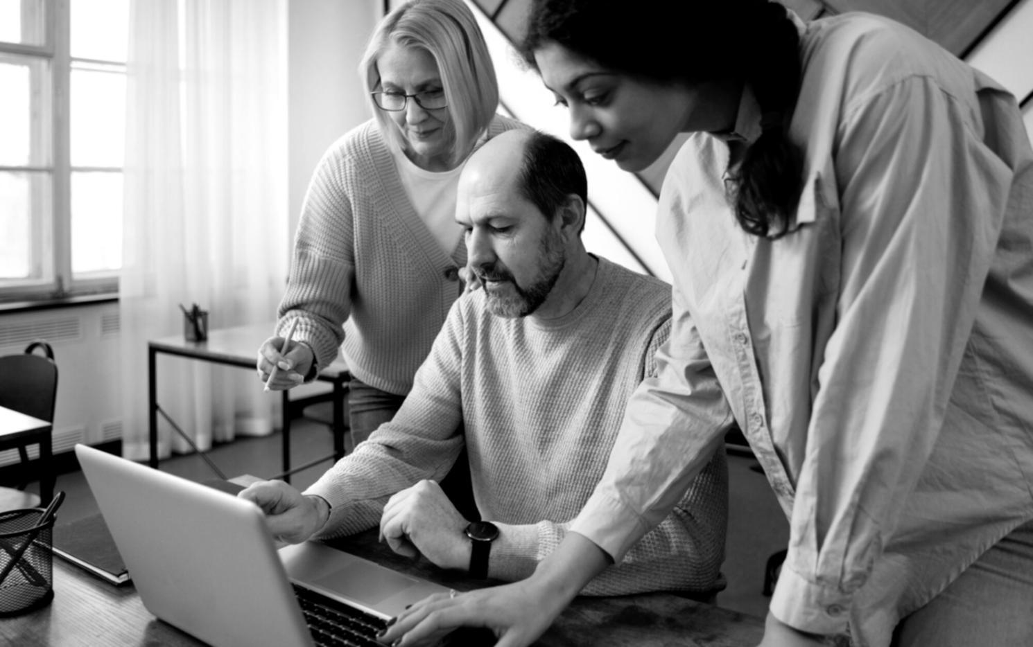 Participant travaillant sur un plan financier pendant la formation